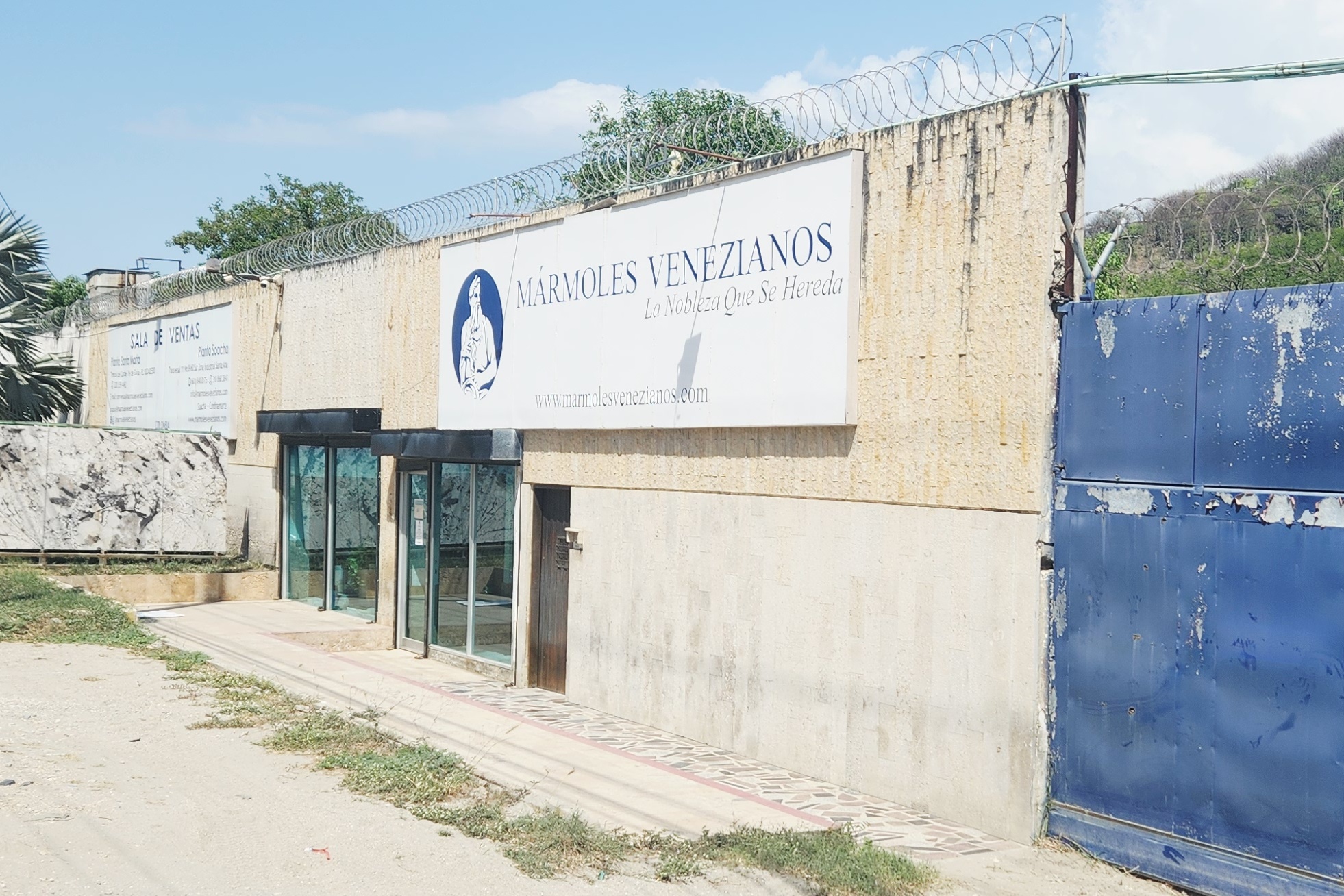 Gira a la derechas por 'Marmoles Venezianos' que está en Troncal Caribe Km 8